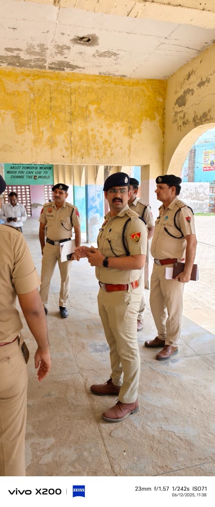 बादली में मतदान केंद्र का जायजा लेते बहादुरगढ़ के पुलिस उपायुक्त मयंक मिश्र। बादली में मतदान केंद्र का जायजा लेते बहादुरगढ़ के पुलिस उपायुक्त मयंक मिश्र।