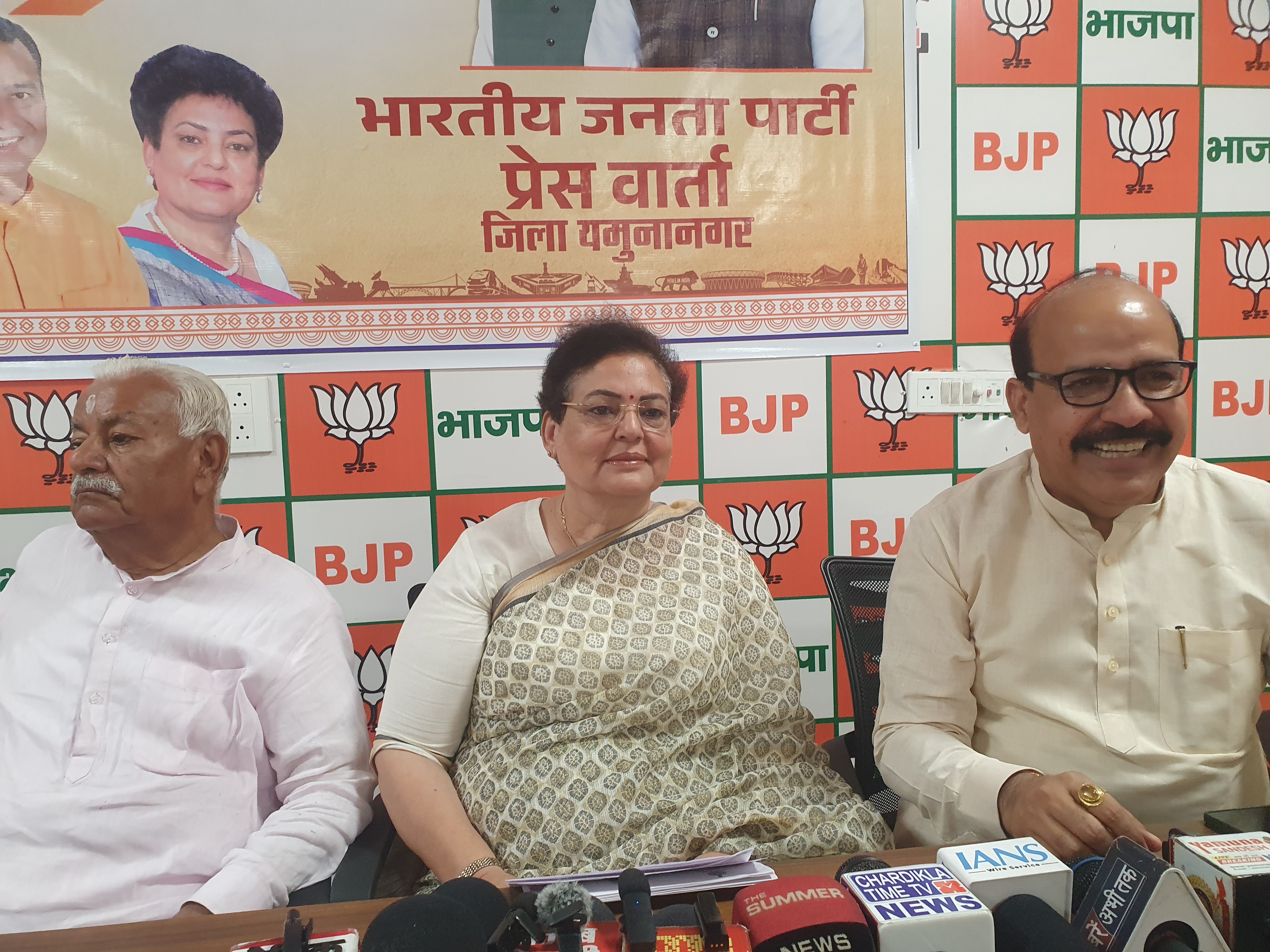 पत्रकारों से बातचीत करती सांसद रेखा शर्मा पत्रकारों से बातचीत करती सांसद रेखा शर्मा