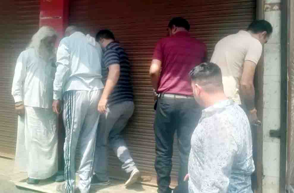 सेक्टर-23 संजय कॉलोनी में शराब के ठेके पर ताला लगाते लोग। सेक्टर-23 संजय कॉलोनी में शराब के ठेके पर ताला लगाते लोग।