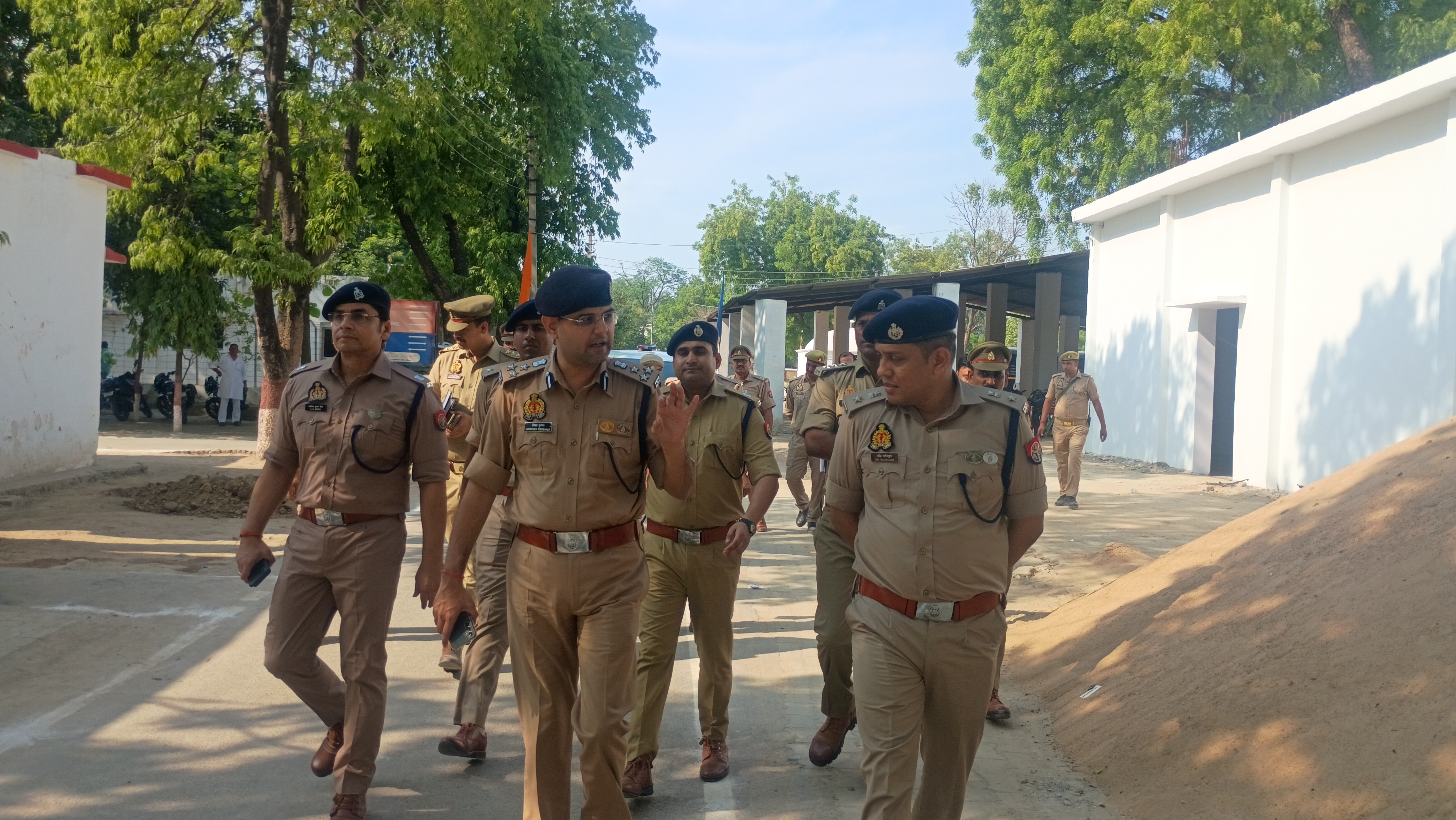 पुलिस अधीक्षक डॉ कौस्तुभ से कानून व्यवस्था की जानकारी लेते हुए पुलिस अधीक्षक डॉ कौस्तुभ से कानून व्यवस्था की जानकारी लेते हुए