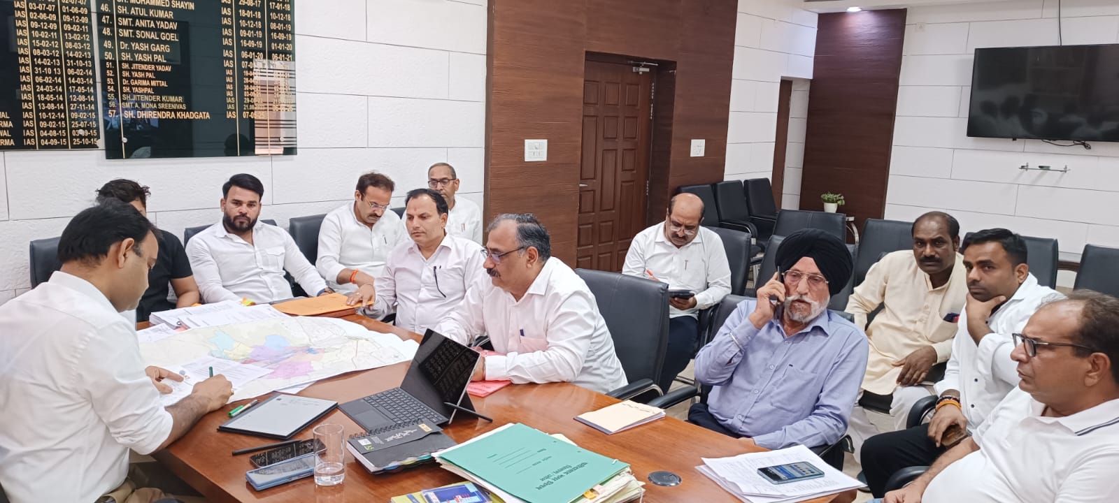 बडख़ल विधानसभा के पार्षदों के साथ विभिन्न मुद्दों पर बैठक में विस्तार से चर्चा करते हुए निगम कमिश्नर धीरेंद्र खडग़टा बडख़ल विधानसभा के पार्षदों के साथ विभिन्न मुद्दों पर बैठक में विस्तार से चर्चा करते हुए निगम कमिश्नर धीरेंद्र खडग़टा