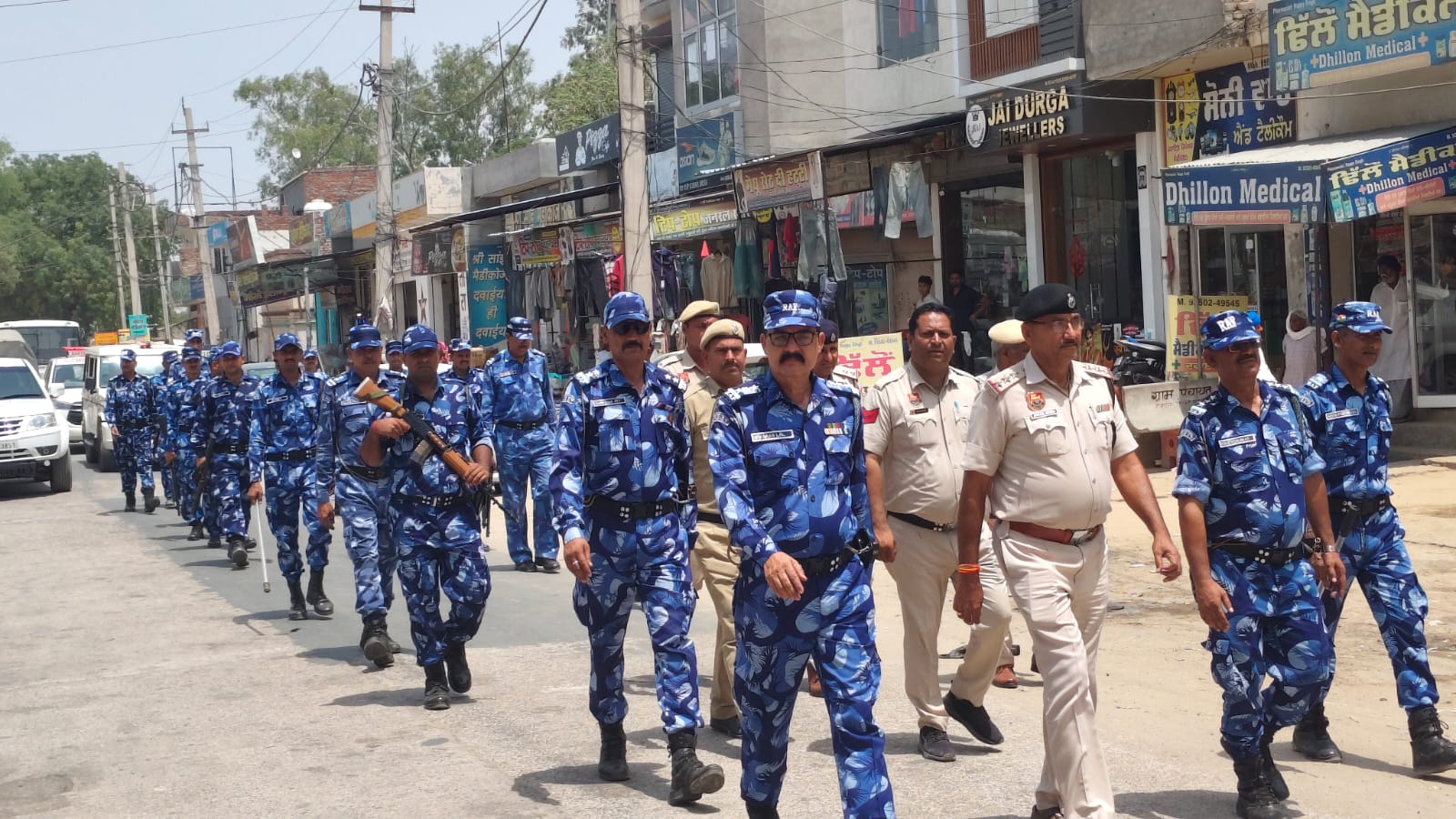 रोड़ी थाना क्षेत्र में रूट मार्च करती रैपिड एक्शन फोर्स की टीम। रोड़ी थाना क्षेत्र में रूट मार्च करती रैपिड एक्शन फोर्स की टीम।