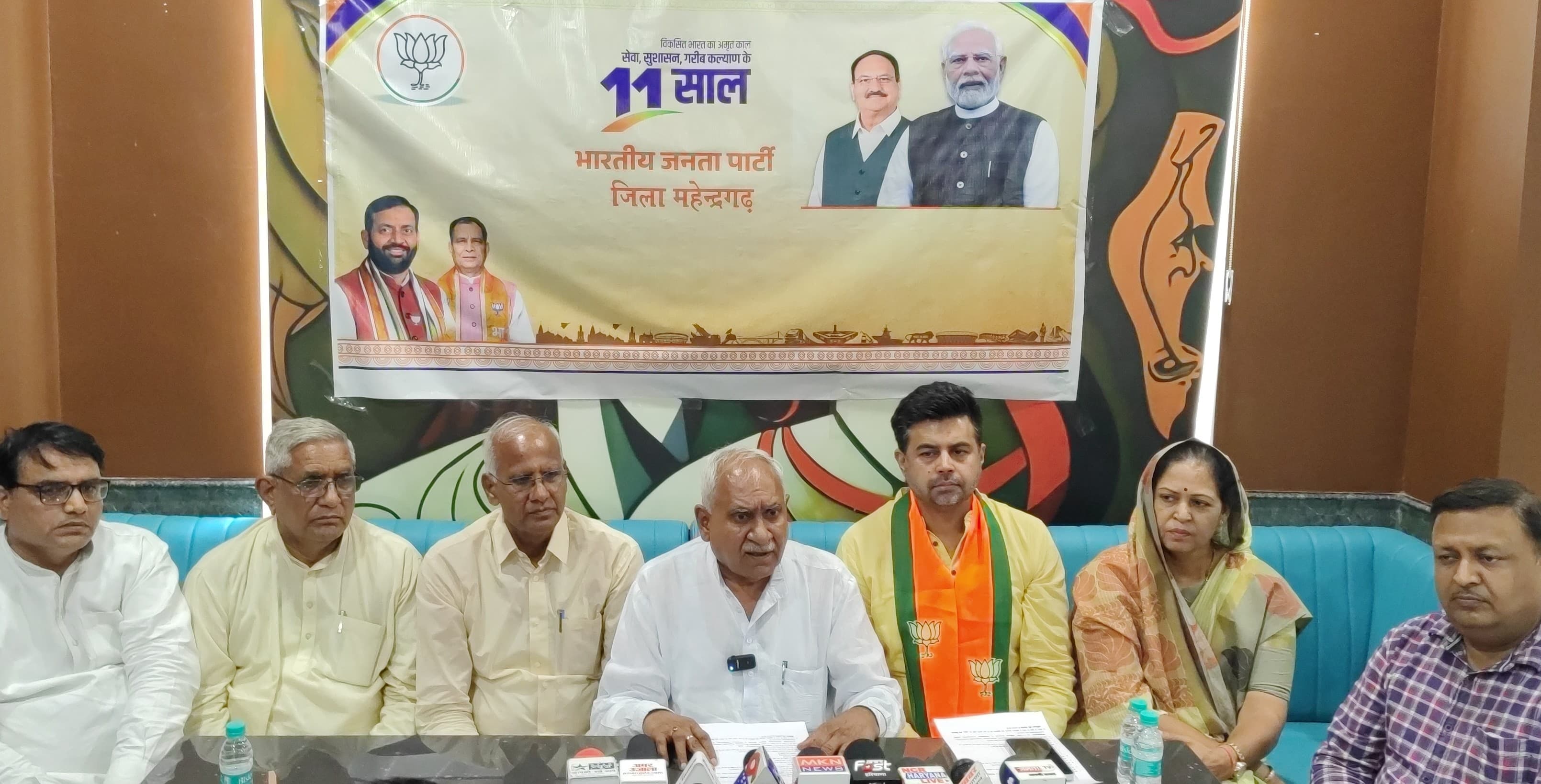 प्रेस वार्ता में मौजूद नारनौल के विधायक ओम प्रकाश यादव तथा महेंद्रगढ़ के विधायक कंवर सिंह यादव। प्रेस वार्ता में मौजूद नारनौल के विधायक ओम प्रकाश यादव तथा महेंद्रगढ़ के विधायक कंवर सिंह यादव।