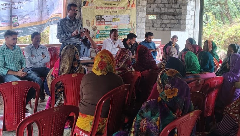 पोखरी के किसानों को वैज्ञानिक कृषि की जानकारी देते हुए। पोखरी के किसानों को वैज्ञानिक कृषि की जानकारी देते हुए।