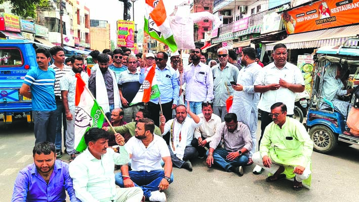 प्रदर्शन करते कांग्रेसीजन प्रदर्शन करते कांग्रेसीजन
