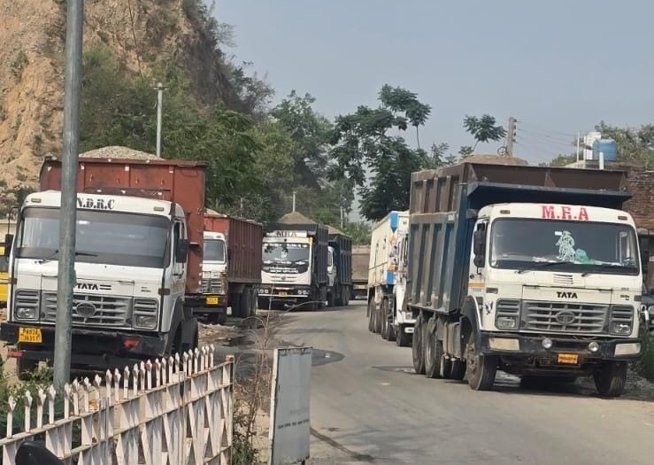 पुलिस द्वारा पकड़े गए वाहन। पुलिस द्वारा पकड़े गए वाहन।