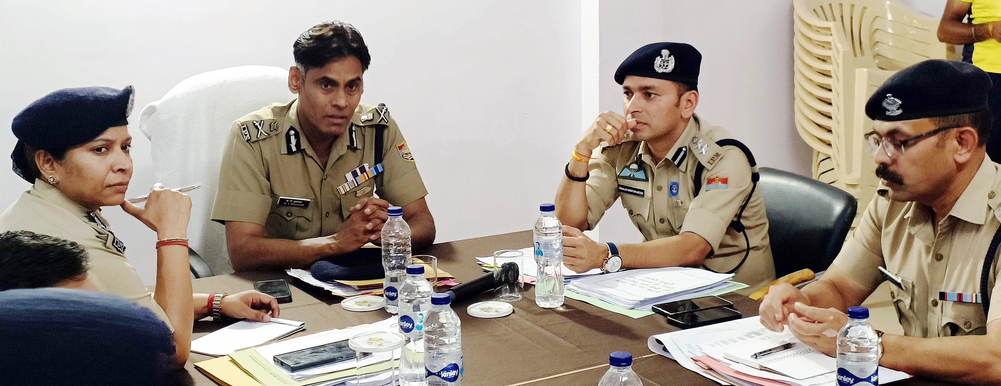 कैंची धाम के वार्षिकोत्सव पर पुलिस के प्रबंधों की जानकारी देते एडीजी वी मुरुगेशन। कैंची धाम के वार्षिकोत्सव पर पुलिस के प्रबंधों की जानकारी देते एडीजी वी मुरुगेशन।