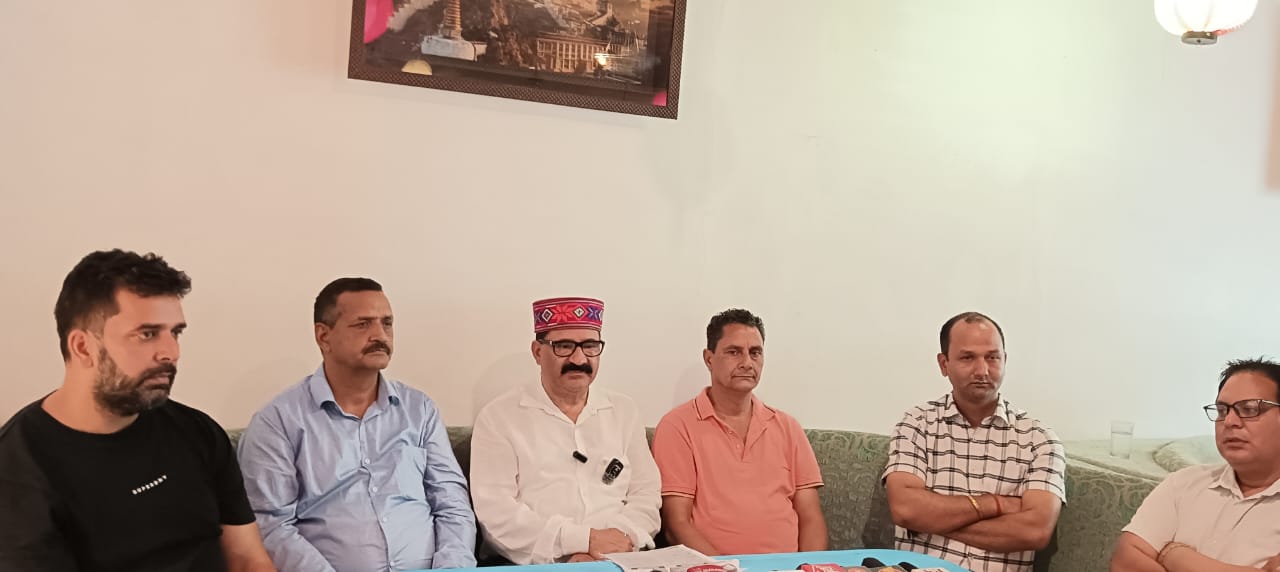 मंडी में पत्रकारों से बात करते हुए गोविंद ठाकुर। मंडी में पत्रकारों से बात करते हुए गोविंद ठाकुर।