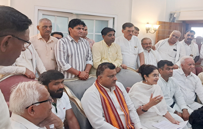 सोनीपत: भाजपा नेत्री एवं राज्यसभा सांसद किरण चौधरी पत्रकारों से बात करते हुए। सोनीपत: भाजपा नेत्री एवं राज्यसभा सांसद किरण चौधरी पत्रकारों से बात करते हुए।