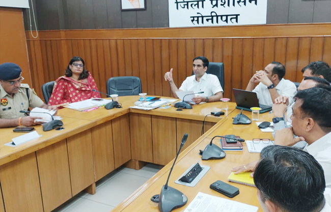 सोनीपत: उपायुक्त डॉ. मनोज कुमार अधिाकरियों की बैठक की अध्यक्षता करते हुए। सोनीपत: उपायुक्त डॉ. मनोज कुमार अधिाकरियों की बैठक की अध्यक्षता करते हुए।