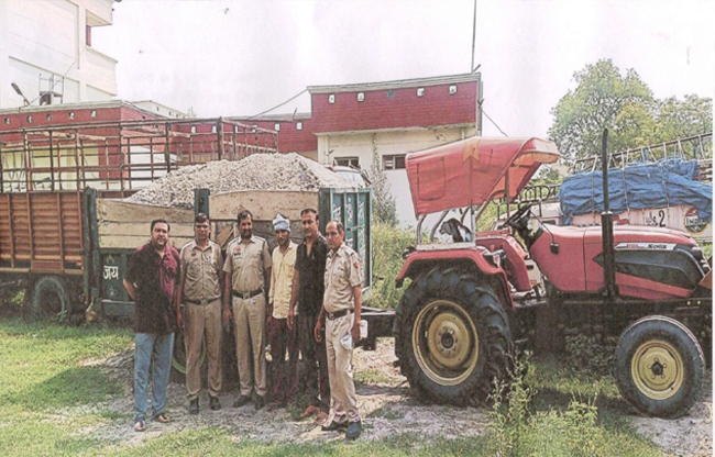 सोनीपत: अवैध रेत से भरी एक ट्रैक्टर-ट्रॉली को पकड़ा गया सोनीपत: अवैध रेत से भरी एक ट्रैक्टर-ट्रॉली को पकड़ा गया