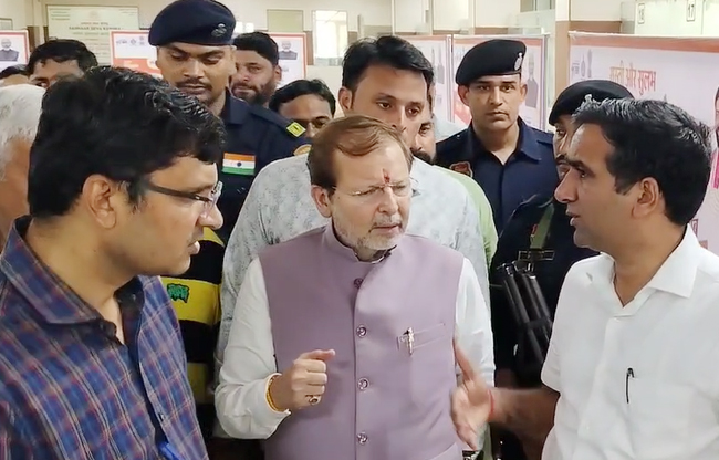 सोनीपत: 11 साल पर लोकसंपर्क विभाग द्वारा लगाई प्रदर्शनी का अवलोकन करते हुए डा. अरविंद शर्मा सोनीपत: 11 साल पर लोकसंपर्क विभाग द्वारा लगाई प्रदर्शनी का अवलोकन करते हुए डा. अरविंद शर्मा