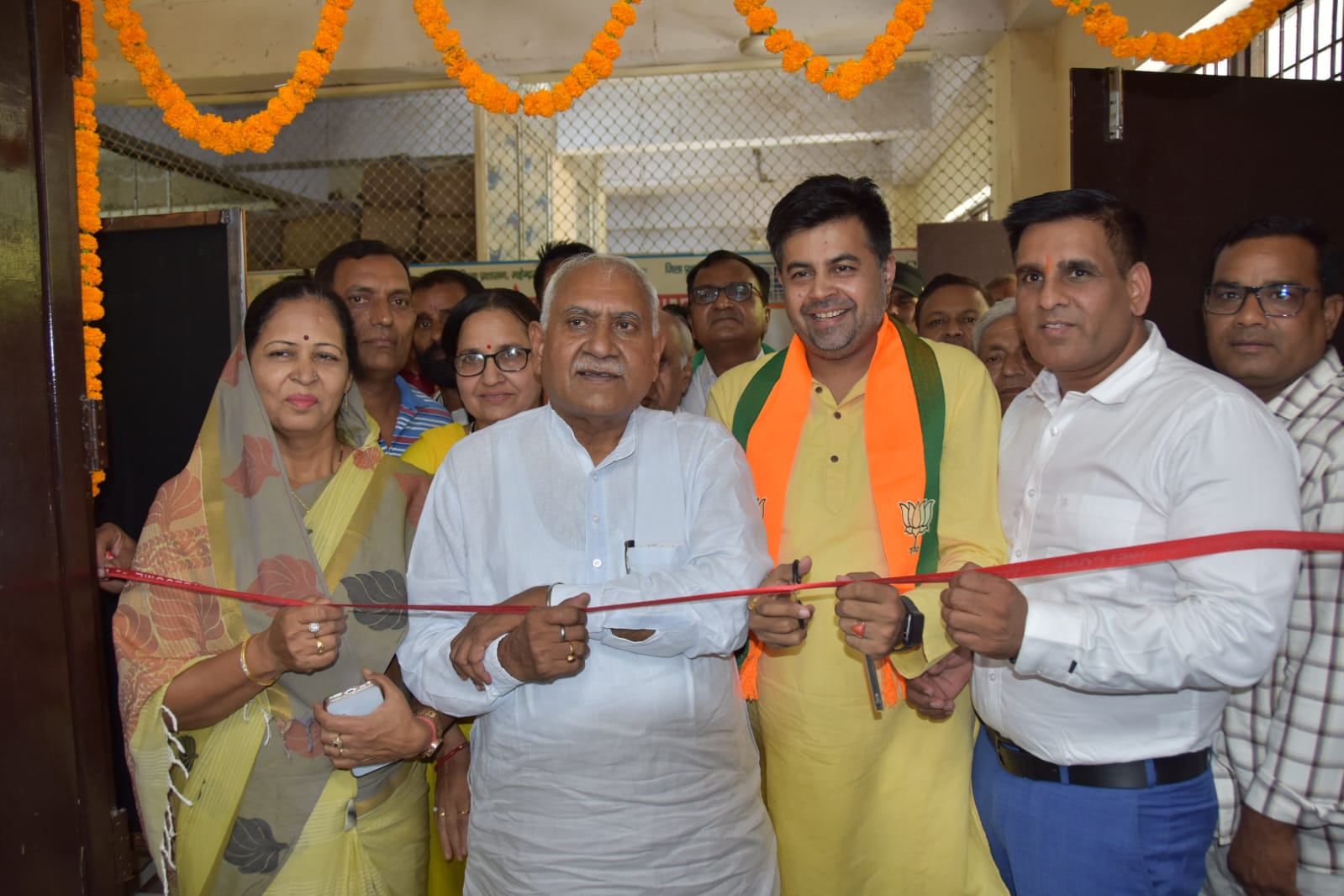 प्रदर्शनी का उद्घाटन करते विधायक ओम प्रकाश यादव। प्रदर्शनी का उद्घाटन करते विधायक ओम प्रकाश यादव।