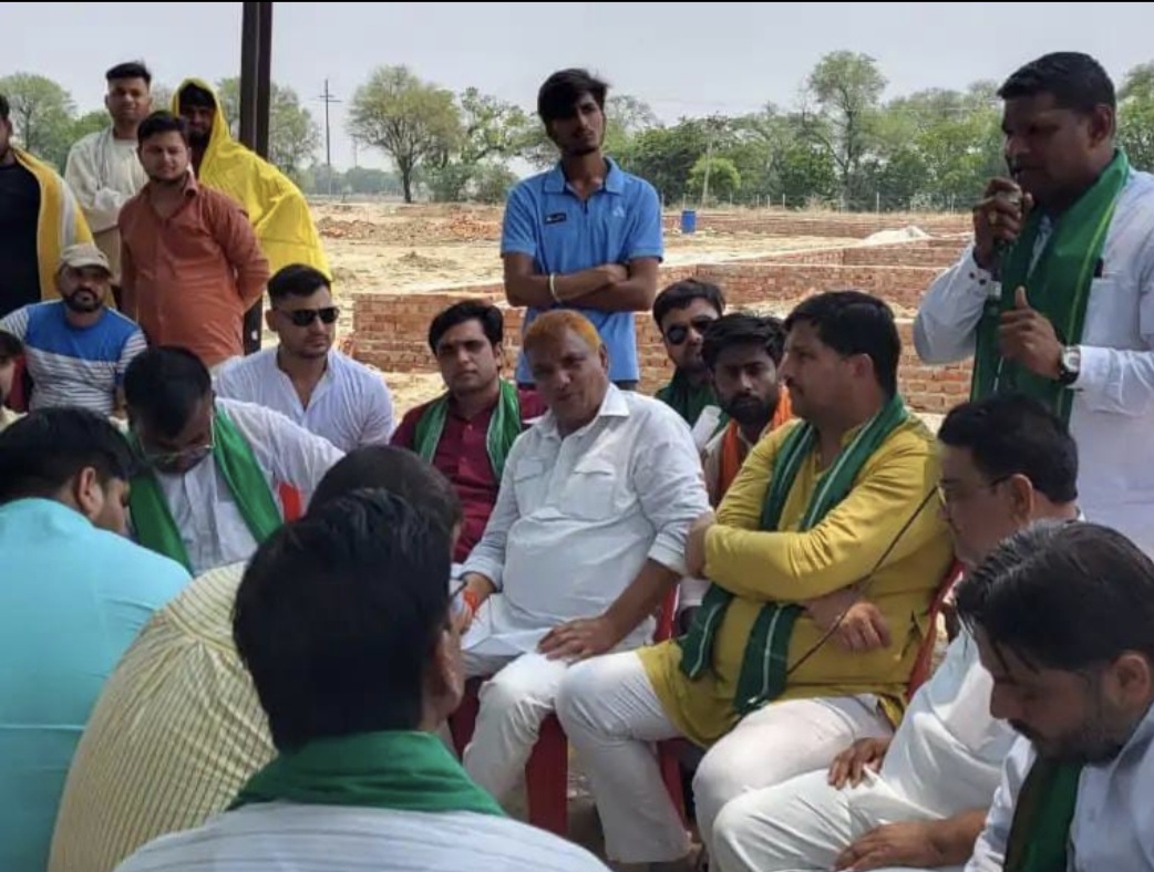 किसानों ने किया निर्माणकारी संस्था कैंप का घेराव किसानों ने किया निर्माणकारी संस्था कैंप का घेराव