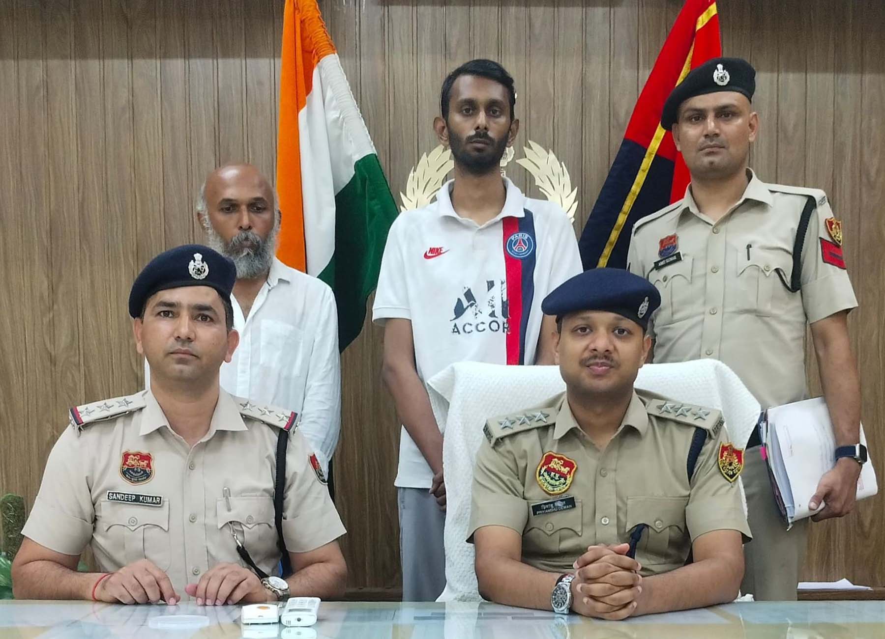 पुलिस गिरफ्त में ठगी के आरोपी। पुलिस गिरफ्त में ठगी के आरोपी।
