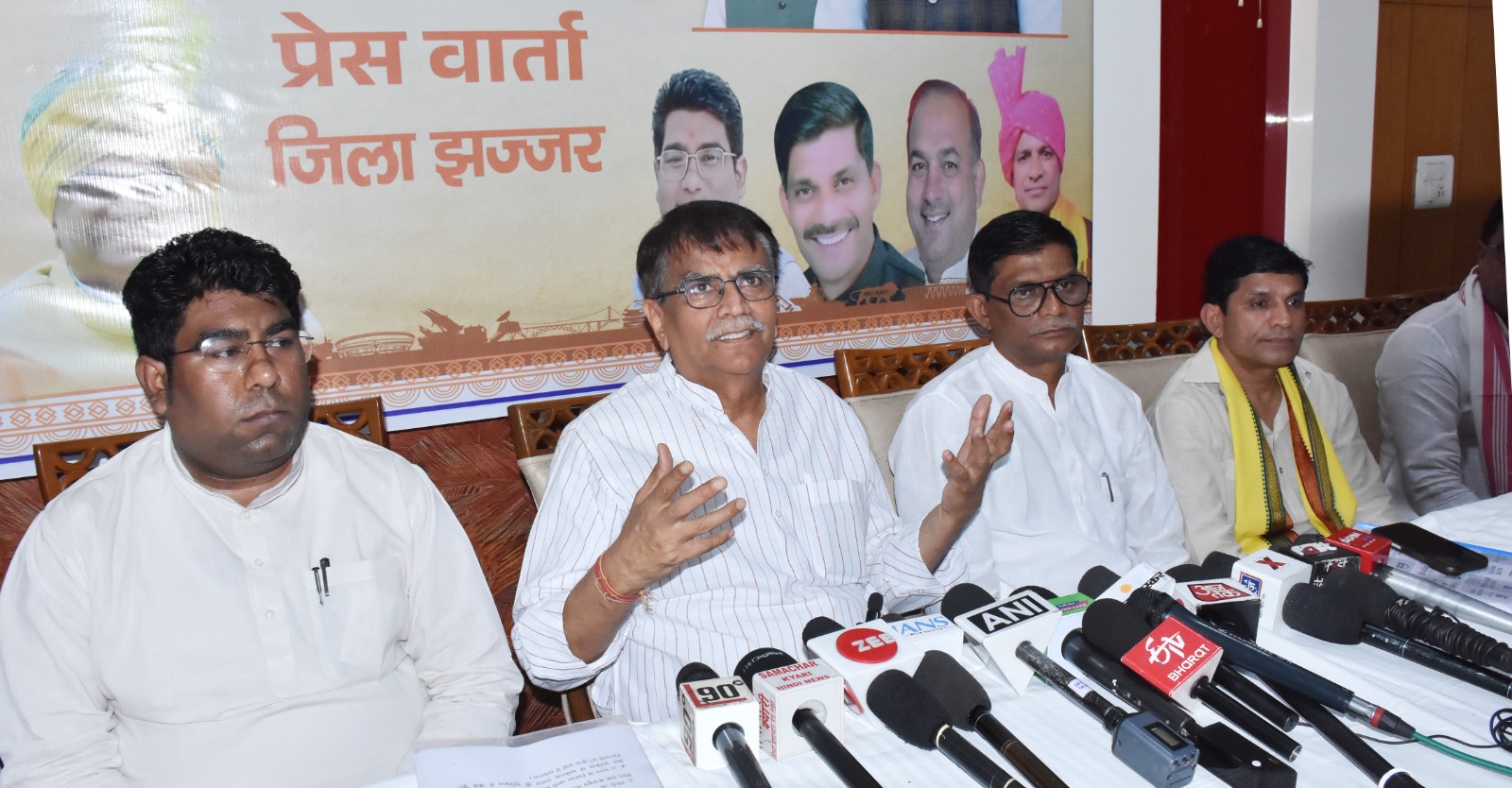 झज्जर में पत्रकारों से बातचीत करते भाजपा के राष्ट्रीय सचिव ओमप्रकाश धनखड़। झज्जर में पत्रकारों से बातचीत करते भाजपा के राष्ट्रीय सचिव ओमप्रकाश धनखड़।