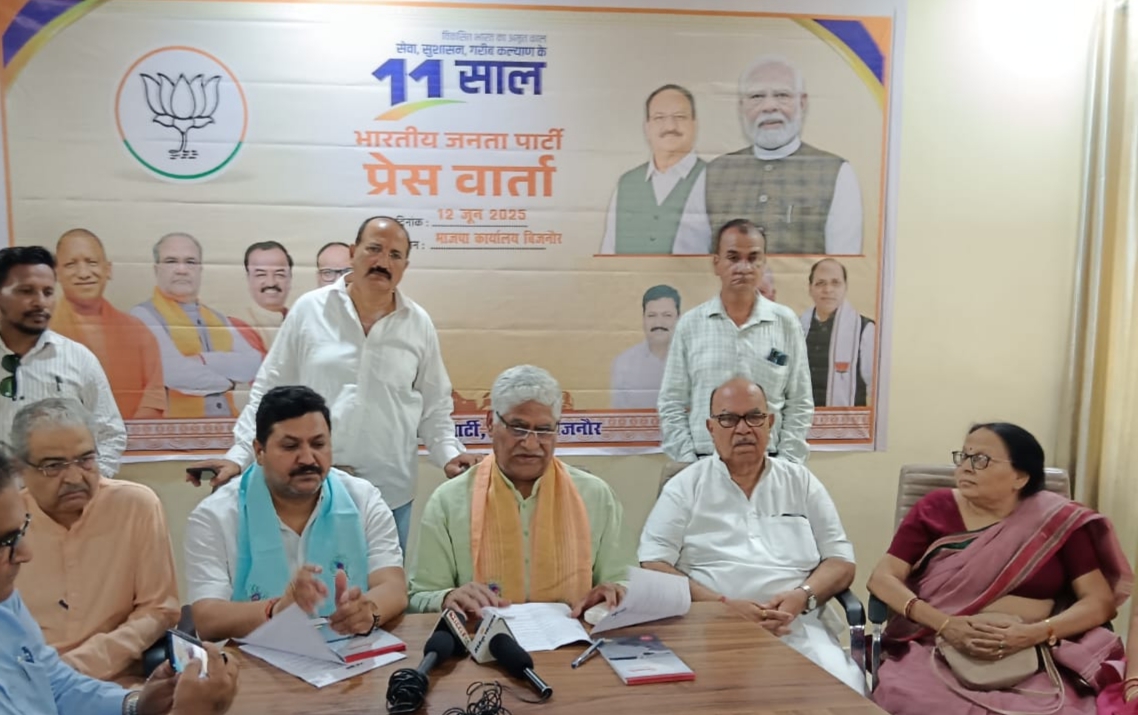 प्रेस से वार्ता करते हुए राज्य मंत्री प्रेस से वार्ता करते हुए राज्य मंत्री
