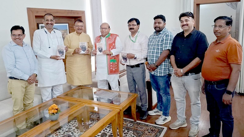 मप्रः जनजाति आयोग के अध्यक्ष ने किया “जेलोत्कर्ष’’ पुस्तक का विमोचन मप्रः जनजाति आयोग के अध्यक्ष ने किया “जेलोत्कर्ष’’ पुस्तक का विमोचन