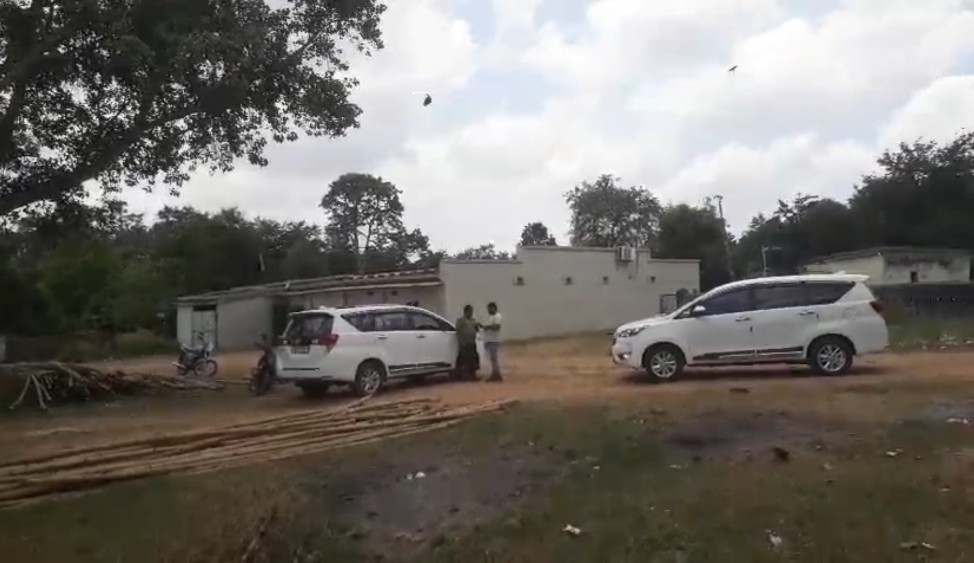 छापामारी करती टीम छापामारी करती टीम