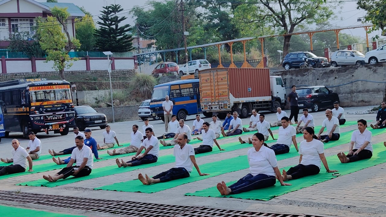 योग क्रियाएं सीखते हुए पुलिस कर्मी।