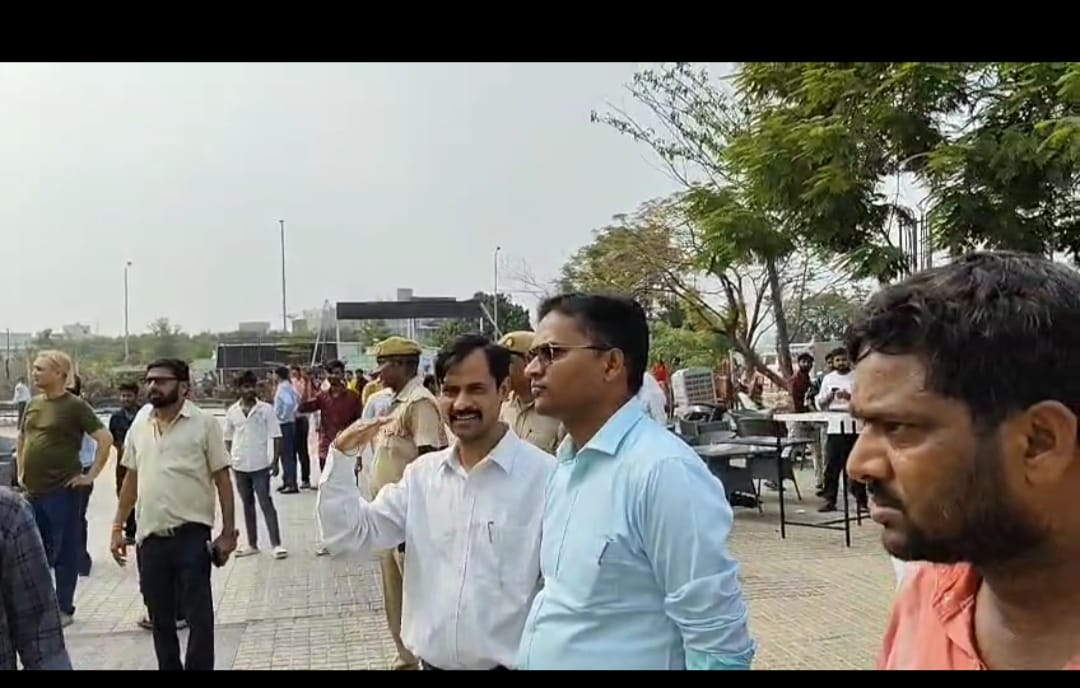 पांच दुकानें जल कर हुई खाक 6 फायर बिग्रेड की गाड़िया कड़ी मस्कत के बाद आग पर पाई काबू* पांच दुकानें जल कर हुई खाक 6 फायर बिग्रेड की गाड़िया कड़ी मस्कत के बाद आग पर पाई काबू*