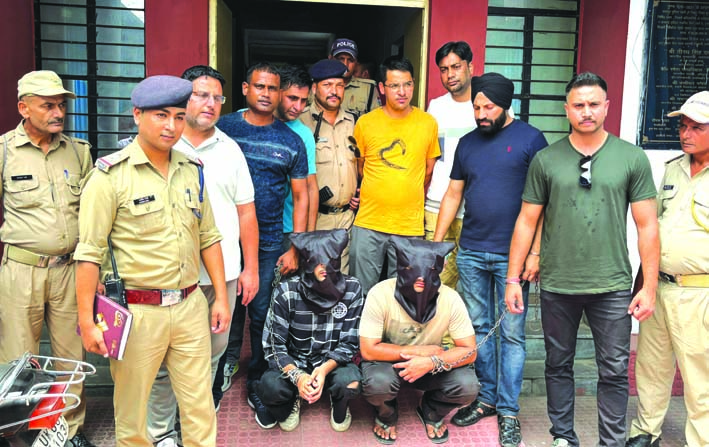 पुलिस गिरफ्त में आरोपित पुलिस गिरफ्त में आरोपित
