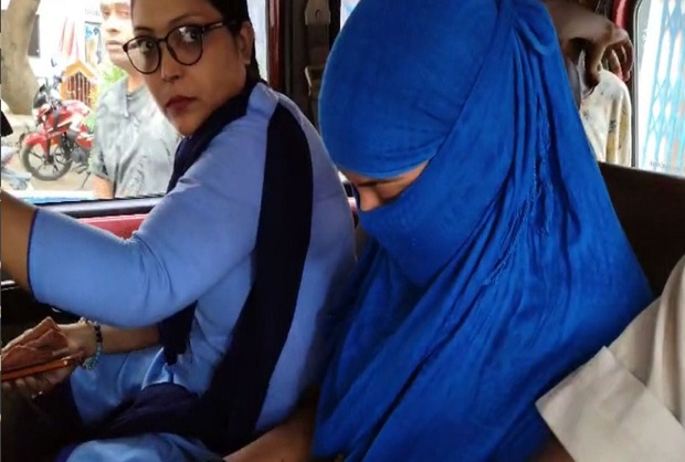 गिरफ्तार महिला सहकर्मी गिरफ्तार महिला सहकर्मी