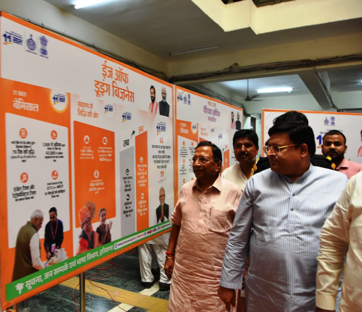 पानीपत में सरकार के 11 वर्ष पूर्ण होने पर लगाई गई प्रदर्शनी का अवलोकन करते मंत्री विपुल गोयल पानीपत में सरकार के 11 वर्ष पूर्ण होने पर लगाई गई प्रदर्शनी का अवलोकन करते मंत्री विपुल गोयल