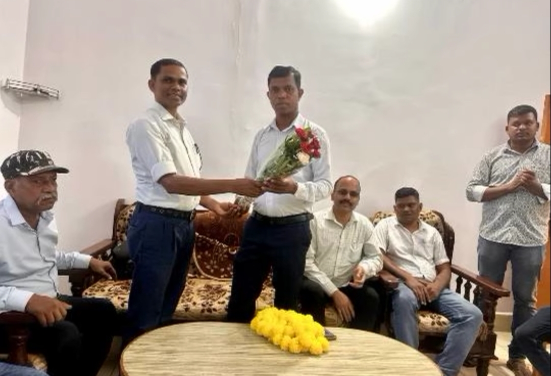 जीते प्रत्याशी को शुभकामना देते डिप्टी रेंजर, विजय सिंह। जीते प्रत्याशी को शुभकामना देते डिप्टी रेंजर, विजय सिंह।