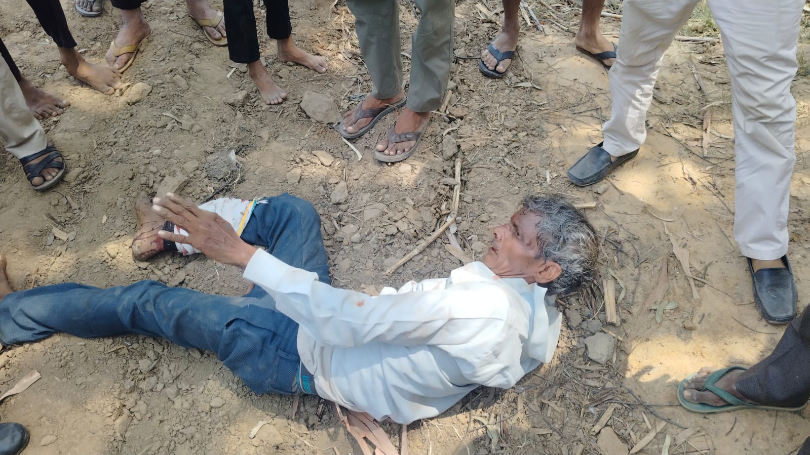सड़क हादसे के बाद घायल अवस्था में पड़े बुजुर्ग सड़क हादसे के बाद घायल अवस्था में पड़े बुजुर्ग
