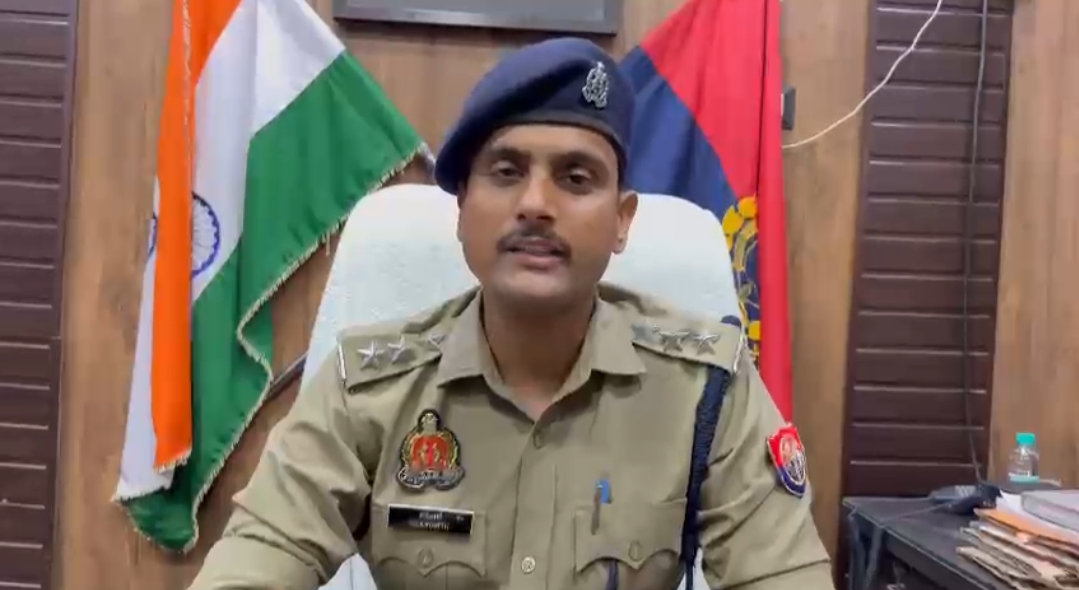 घटना की जानकारी देते एसीपी घटना की जानकारी देते एसीपी