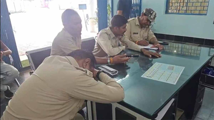 पुलिस ने वन कर्मियों को ग्रामीणों के चंगुल से छुड़वाया पुलिस ने वन कर्मियों को ग्रामीणों के चंगुल से छुड़वाया
