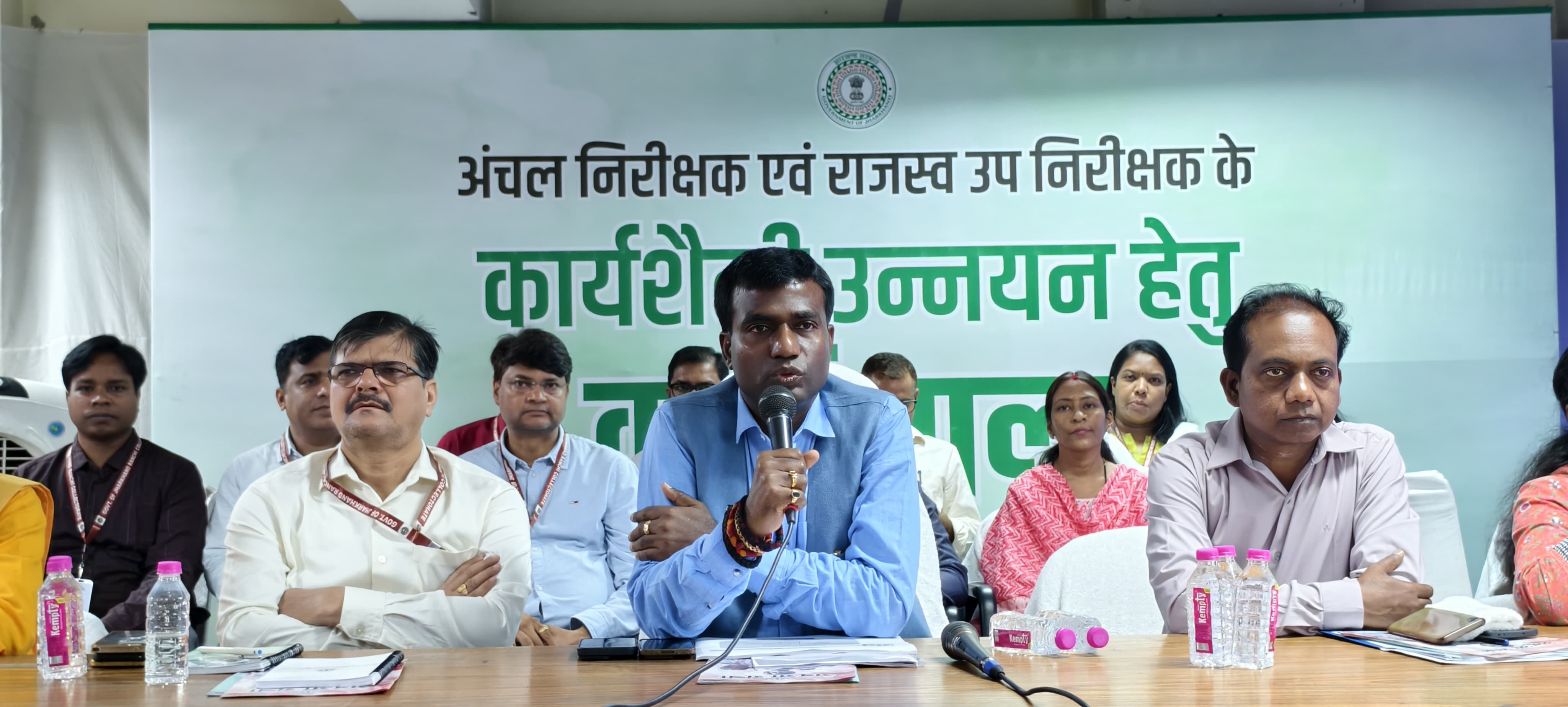 बैठक में बोलते रांची उपायुक्त मंजूनाथ भजंत्री व अन्य बैठक में बोलते रांची उपायुक्त मंजूनाथ भजंत्री व अन्य