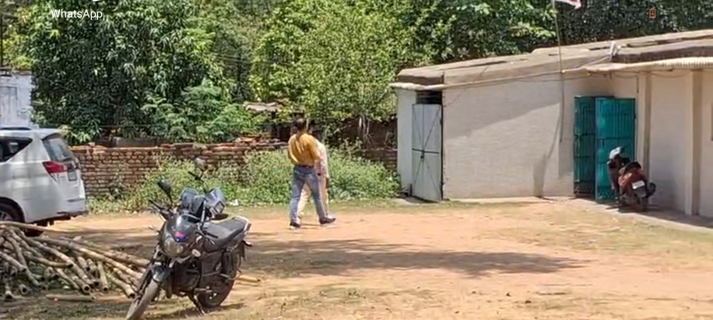 छापेमारी के दौरान मौजूद लोग छापेमारी के दौरान मौजूद लोग