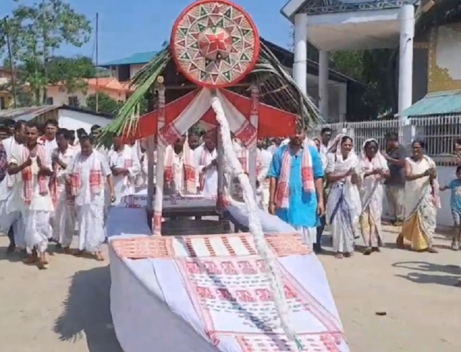 असमः ऐतिहासिक ढेकियाखोवा बरनामघर में आयोजित महापुरुष माधवदेव की जयंती पर निकली शोभायात्रा एवं भागवत भ्रमण का दृश्य असमः ऐतिहासिक ढेकियाखोवा बरनामघर में आयोजित महापुरुष माधवदेव की जयंती पर निकली शोभायात्रा एवं भागवत भ्रमण का दृश्य