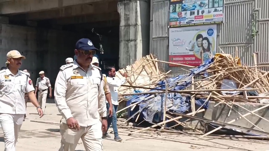 असमः जागीरोड में निर्माणाधीन टाटा प्रोजेक्ट के आसपास से अवैध अतिक्रमण को हटाए जाने का दृश्य। असमः जागीरोड में निर्माणाधीन टाटा प्रोजेक्ट के आसपास से अवैध अतिक्रमण को हटाए जाने का दृश्य।