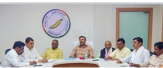 बैठक में मौजूद सुदेश सहित अन्य की तस्वीर बैठक में मौजूद सुदेश सहित अन्य की तस्वीर