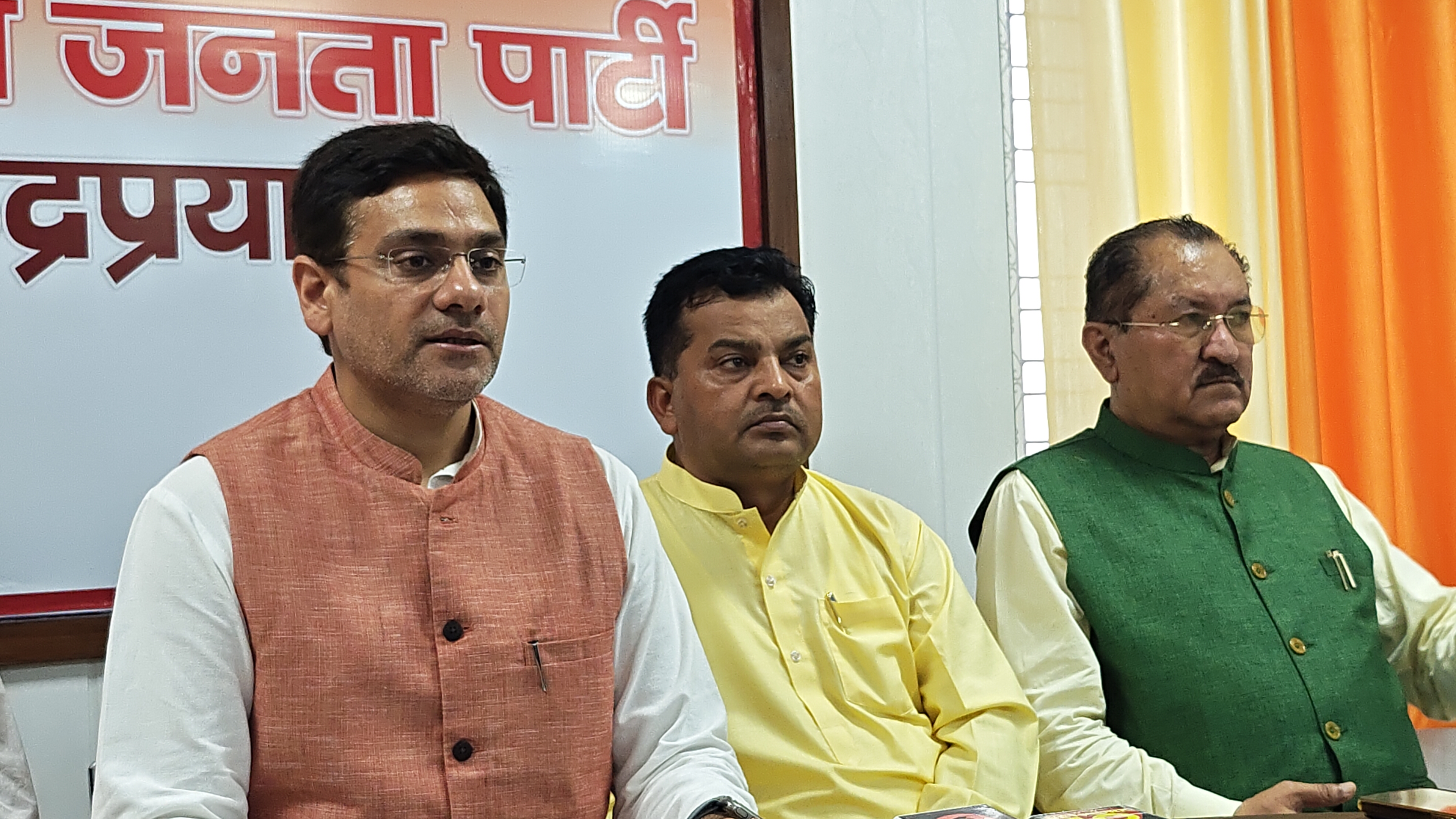 पत्रकारों से वार्ता करते मंत्री सौरभ बहुगुणा। पत्रकारों से वार्ता करते मंत्री सौरभ बहुगुणा।
