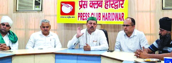 प्रेस क्लब मे ंपत्रकारों से वार्ता करते हुए प्रेस क्लब मे ंपत्रकारों से वार्ता करते हुए