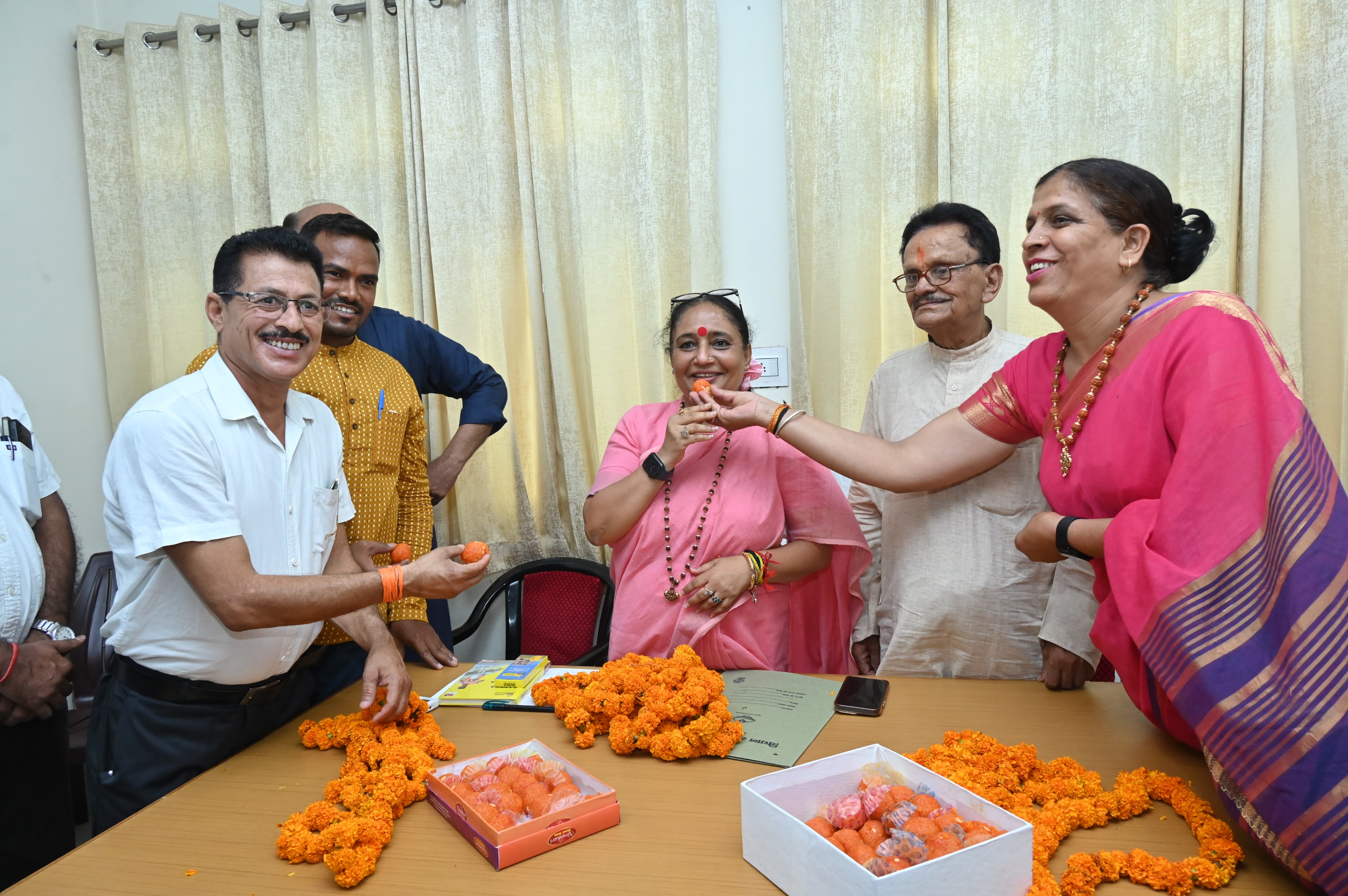 कोटद्वार में केंद्रीय विद्यालय खुलने पर समर्थकों संग खुशी जताती विधानसभा अध्यक्ष कोटद्वार में केंद्रीय विद्यालय खुलने पर समर्थकों संग खुशी जताती विधानसभा अध्यक्ष