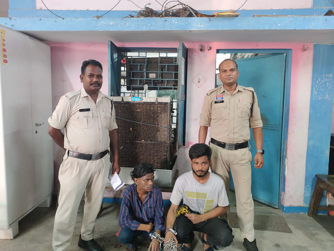 पुलिस के गिरफ्त में आरोपी पुलिस के गिरफ्त में आरोपी