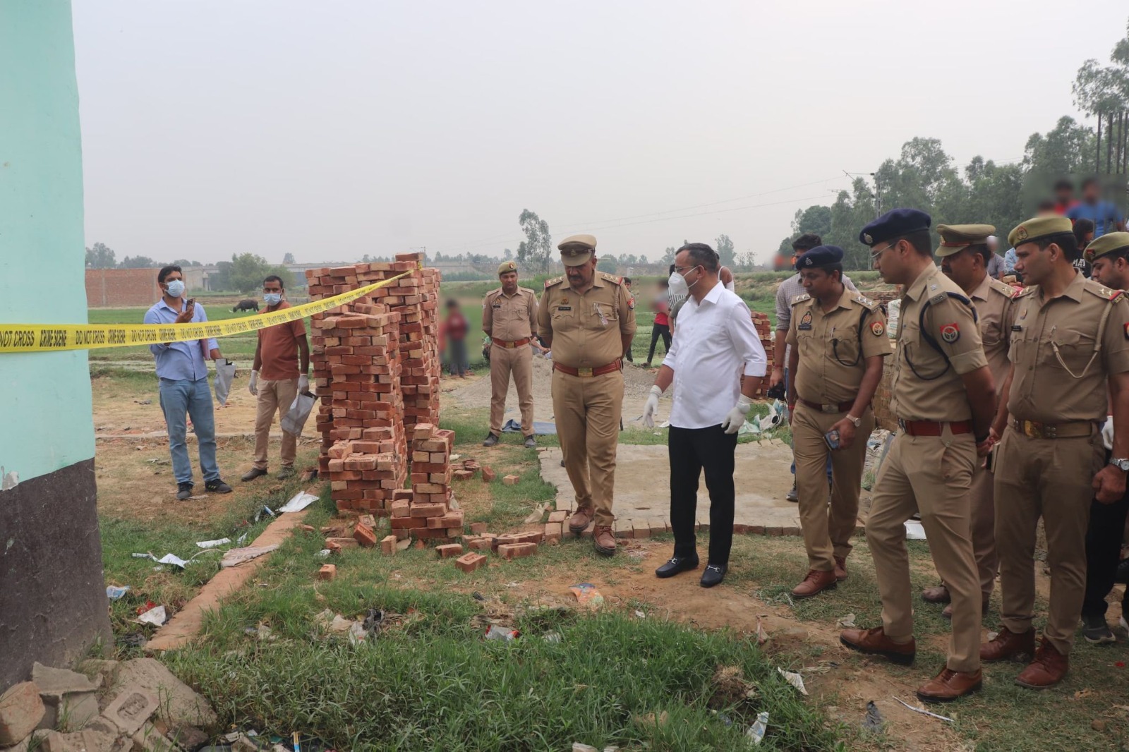 कुंदरकी में महिला अंजुम की हत्या के बाद मौके पर पहुंचे एसएसपी, एसपी देहात व अन्य। कुंदरकी में महिला अंजुम की हत्या के बाद मौके पर पहुंचे एसएसपी, एसपी देहात व अन्य।