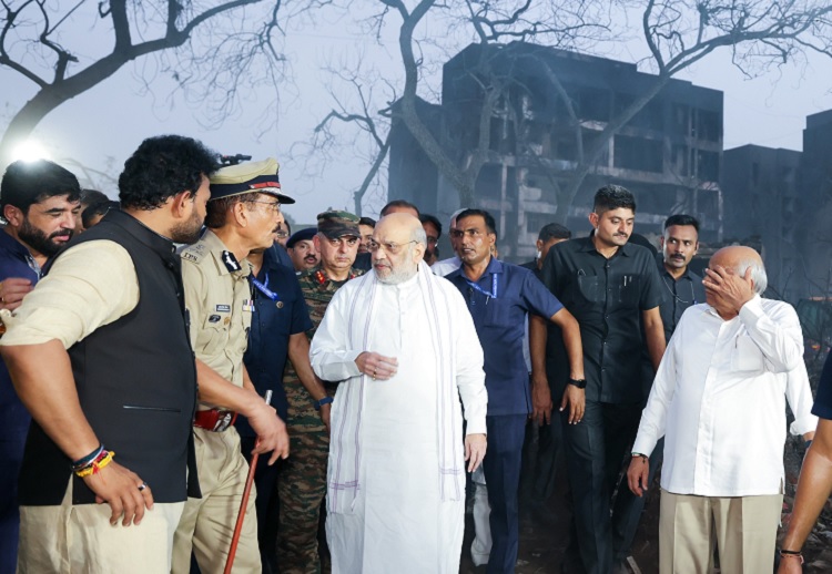 केंद्रीय गृह मंत्री अमित शाह विमान दुर्घटना स्थल का निरीक्षण करते हुए केंद्रीय गृह मंत्री अमित शाह विमान दुर्घटना स्थल का निरीक्षण करते हुए