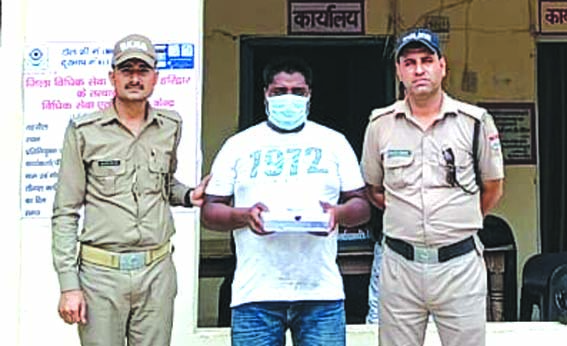 पुलिस गिरफ्त में आरोपित पुलिस गिरफ्त में आरोपित