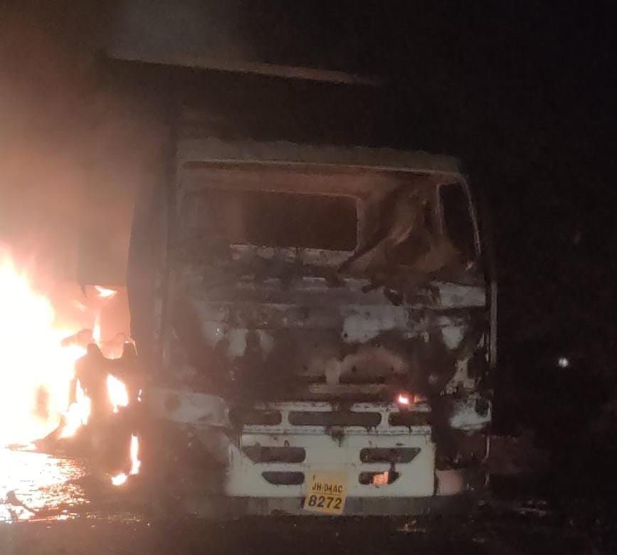जलाया गया ट्रक जलाया गया ट्रक