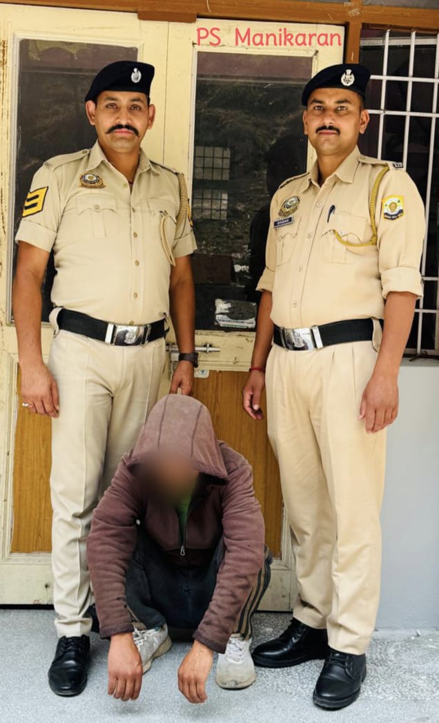 चरस के साथ गिरफ्तार चरस के साथ गिरफ्तार