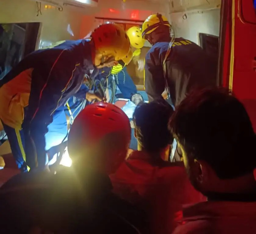 दुर्घटना के घायलों को बचाने में जुटे बचाव कर्मी। दुर्घटना के घायलों को बचाने में जुटे बचाव कर्मी।