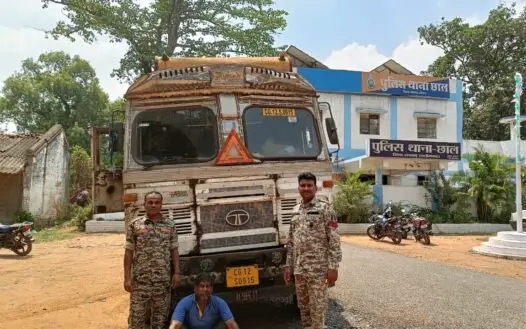 अवैध कबाड़ जब्त ट्रक अवैध कबाड़ जब्त ट्रक