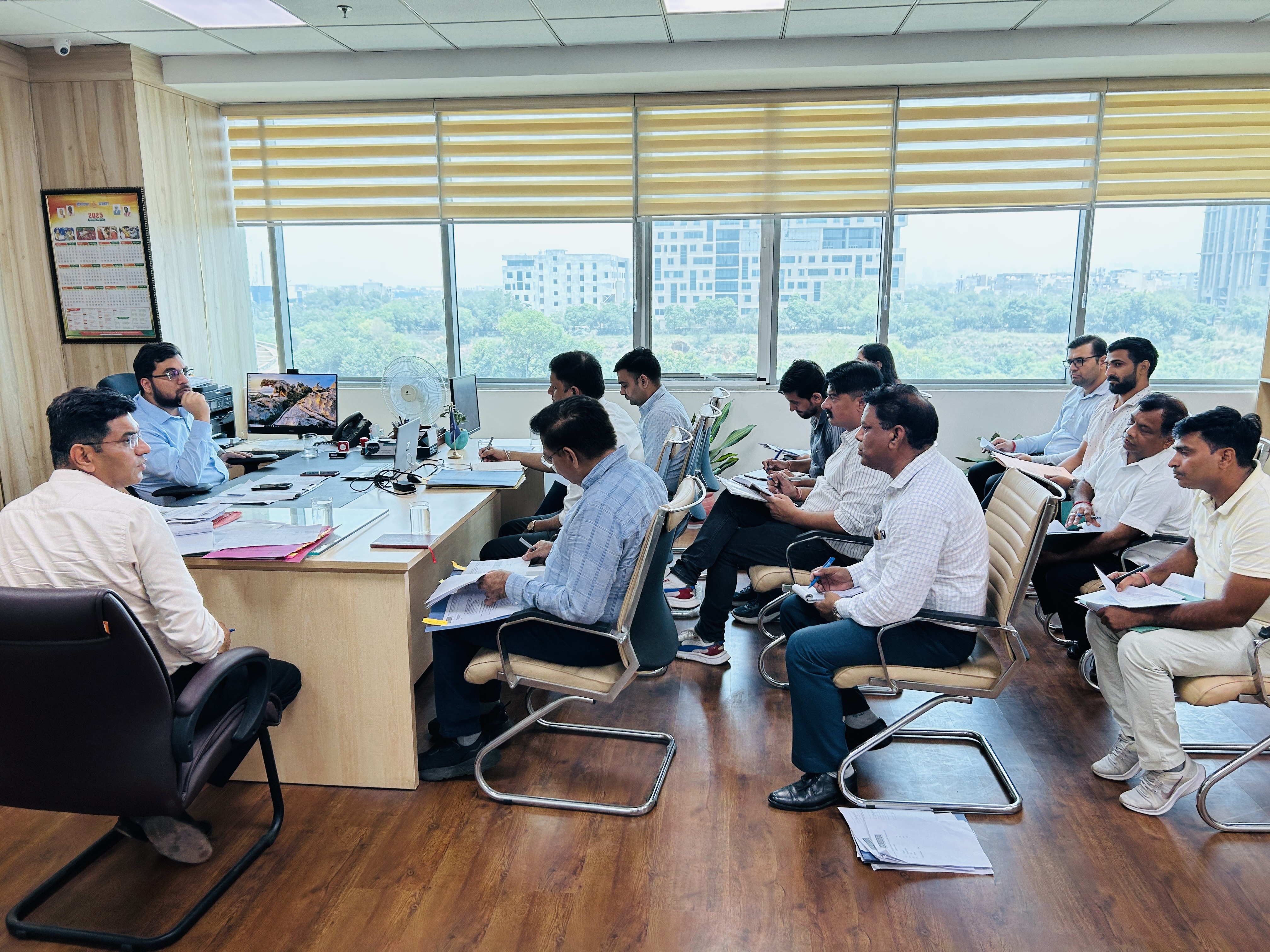 मानेसर नगर निगम में सफाई एजेंसियों के प्रतिनिधियों के साथ बैठक करते निगमायुक्त आयुष सिन्हा। मानेसर नगर निगम में सफाई एजेंसियों के प्रतिनिधियों के साथ बैठक करते निगमायुक्त आयुष सिन्हा।