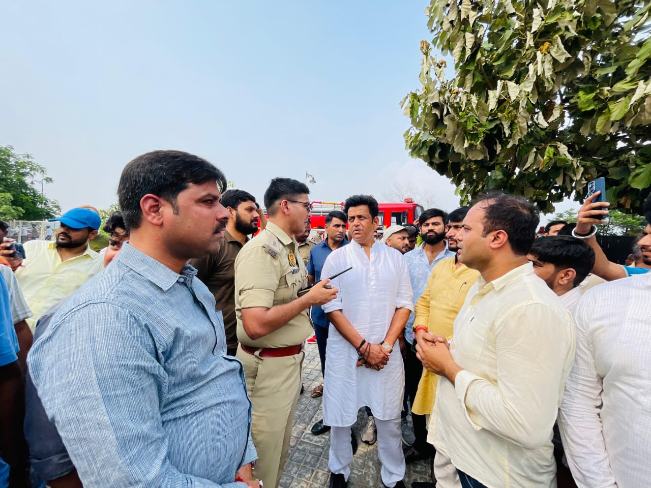 पांच दुकानें जल कर हुई खाक 6 फायर बिग्रेड की गाड़िया कड़ी मस्कत के बाद आग पर पाई काबू* पांच दुकानें जल कर हुई खाक 6 फायर बिग्रेड की गाड़िया कड़ी मस्कत के बाद आग पर पाई काबू*